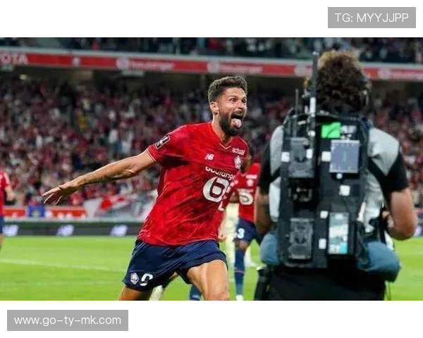 终场哨响，吉鲁与队友相拥庆祝，老将用进球宣告回归